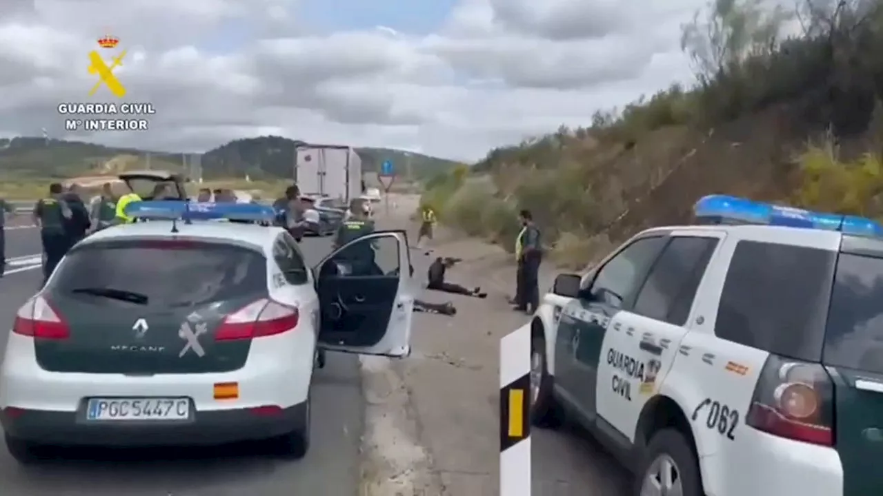 La Guardia Civil intercepta a unos ladrones que huían con el botín por la A-66