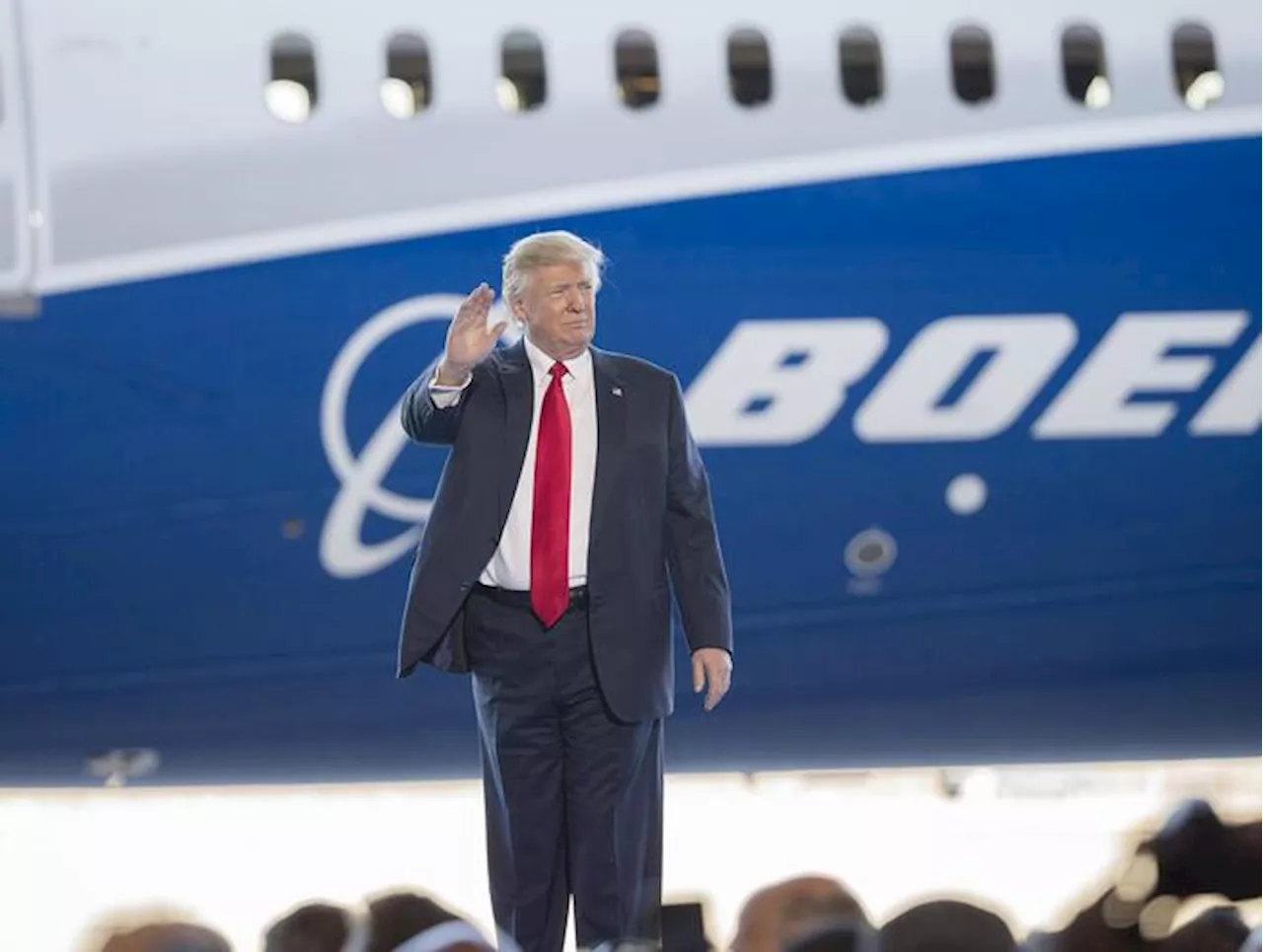 Ala del Boeing di Trump urta un aereo nello scalo della Florida