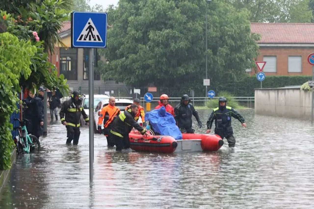 I soccorsi alle porte di Milano per l'esondazione del Lambro