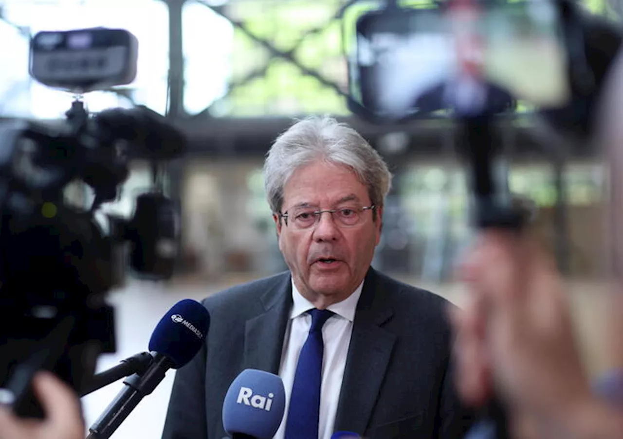 L'Ue alza allo 0,9% le attese sul Pil dell'Italia nel 2024. Gentiloni: 'L'incertezza politica globale è elevata'