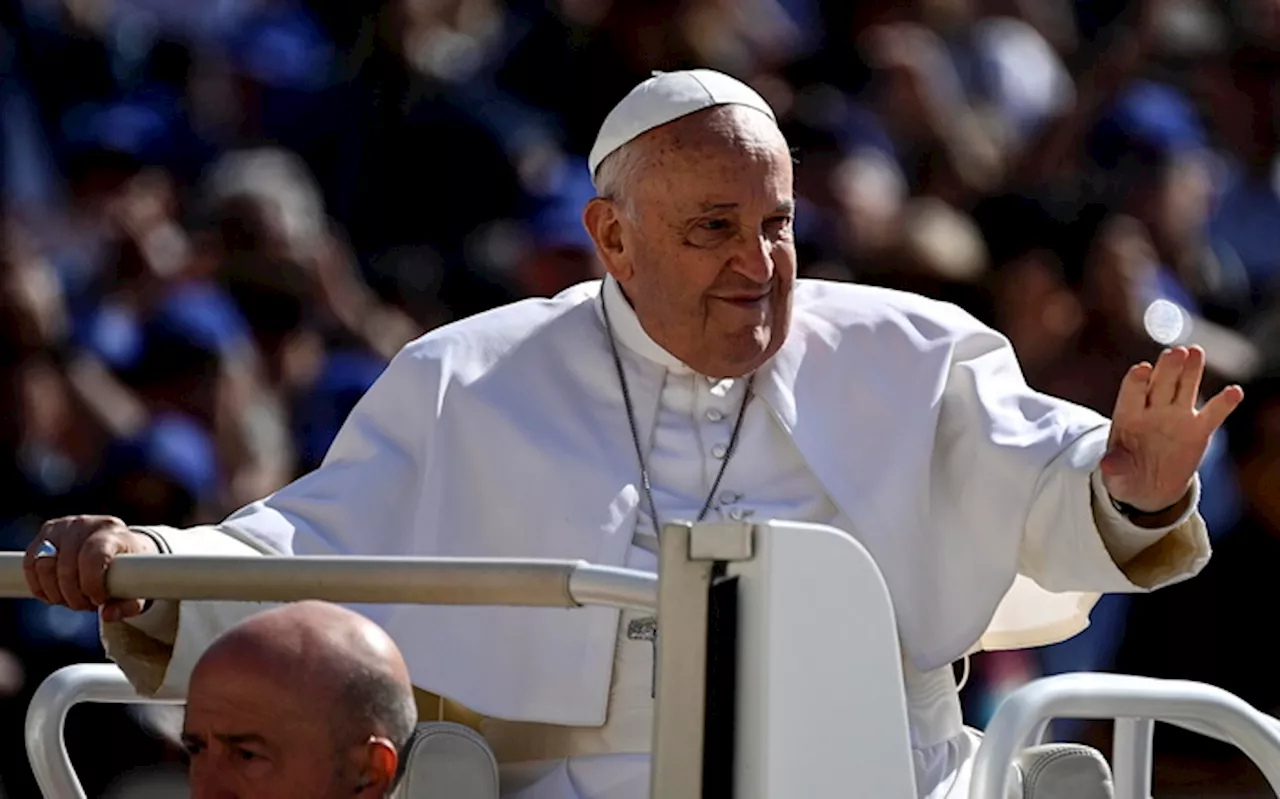 Papa Francesco saluta i fedeli in piazza San Pietro