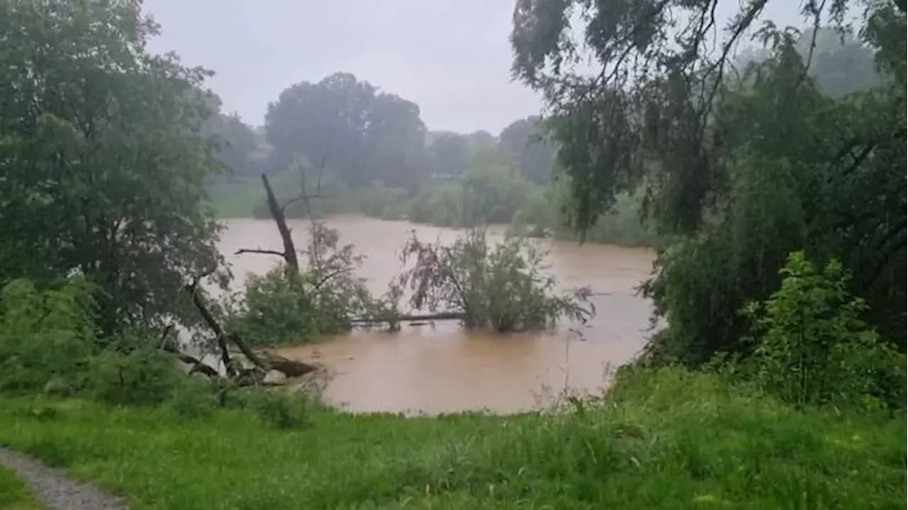 Pioggia su Milano, il fiume Lambro esce dagli argini