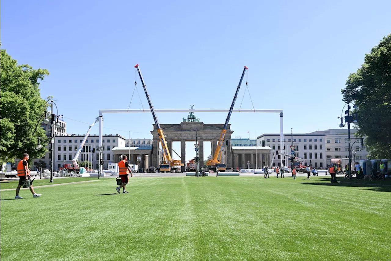 Fußball-EM 2024 in Berlin: Riesiges Fußballtor am Brandenburger Tor aufgebaut