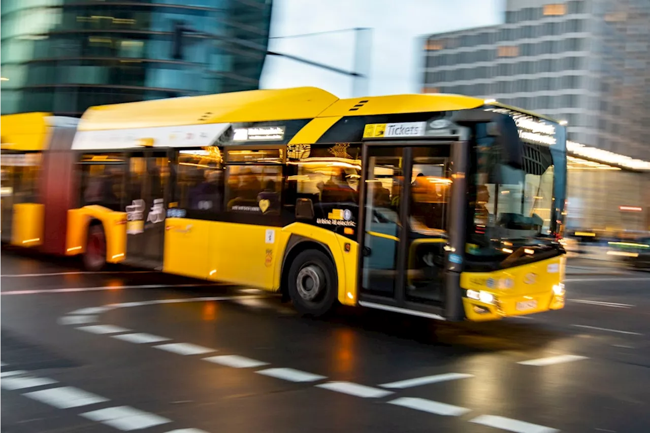 Unfall mit BVG-Bus in Neukölln: Zwei Frauen verletzt, Autofahrer flüchtig