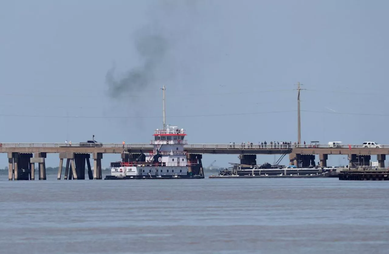 Boat strike causes oil spill, partial collapse of bridge between Galveston and Pelican Island, Texas