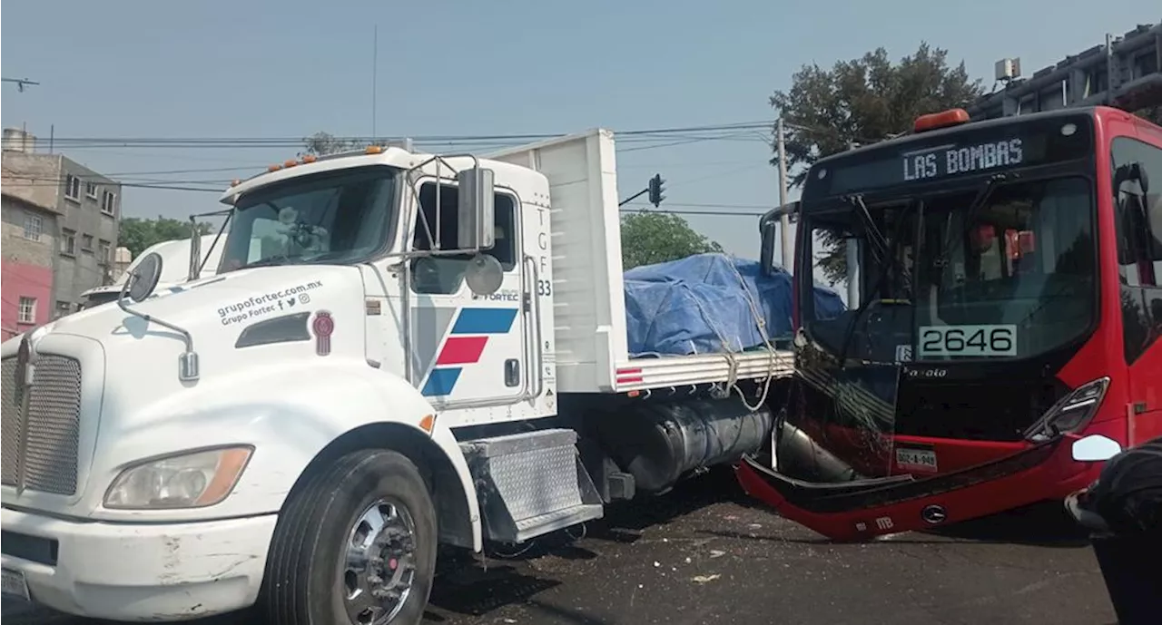 Metrobús choca contra un camión en Rio Consulado y Av. Eduardo Molina; hay 6 personas lesionadas