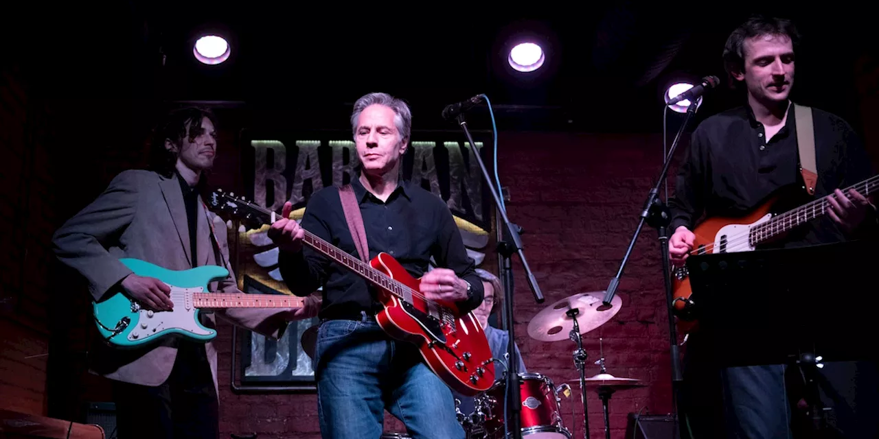 Blinken greift in Kiew zur Gitarre und spielt Neil-Young-Klassiker