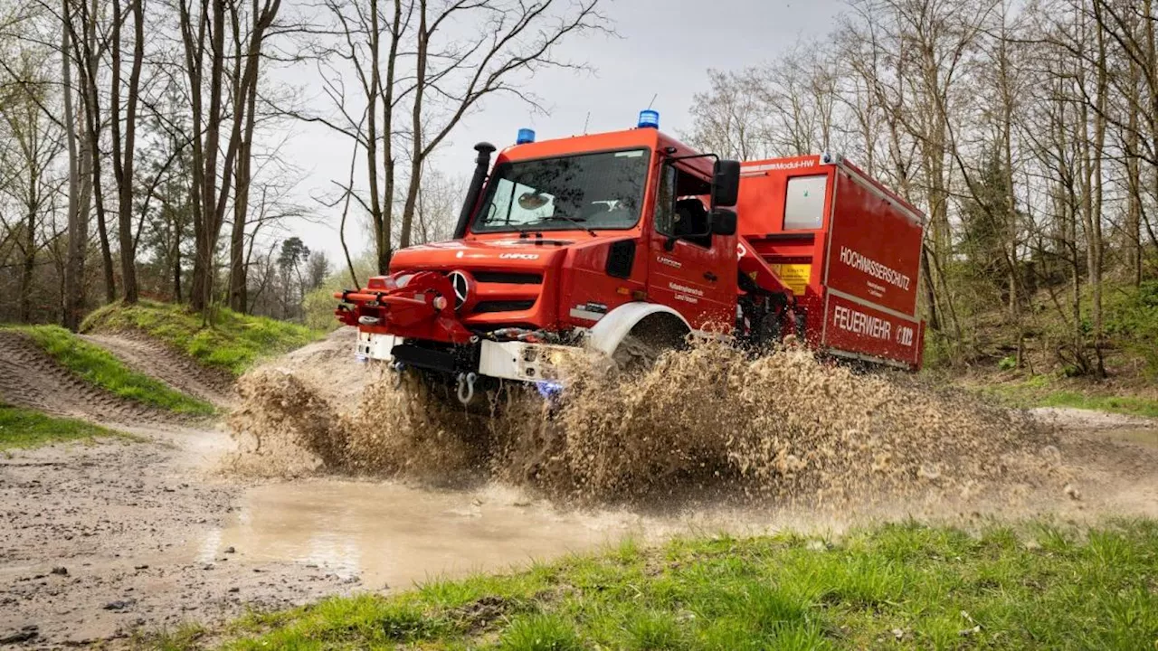 Il camion dei vigili del fuoco che va ovunque. Mercedes Unimog mette la divisa