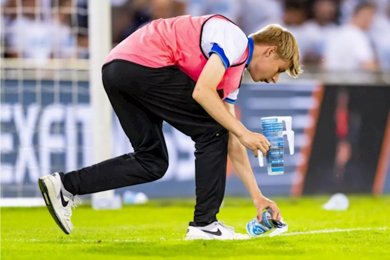 Voor één keer met goeie reden: Nederlandse voetbalfans gooien massaal bekers op veld zodat wedstrijd gestaakt