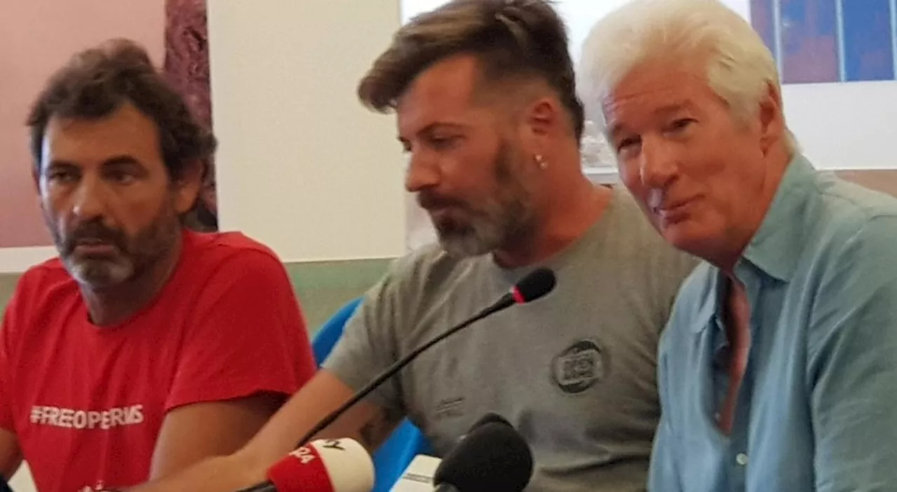 Open Arms, Richard Gere e chef Rubio a Lampedusa. Botta e risposta tra l'attore e il vicepremier: «Salvini non