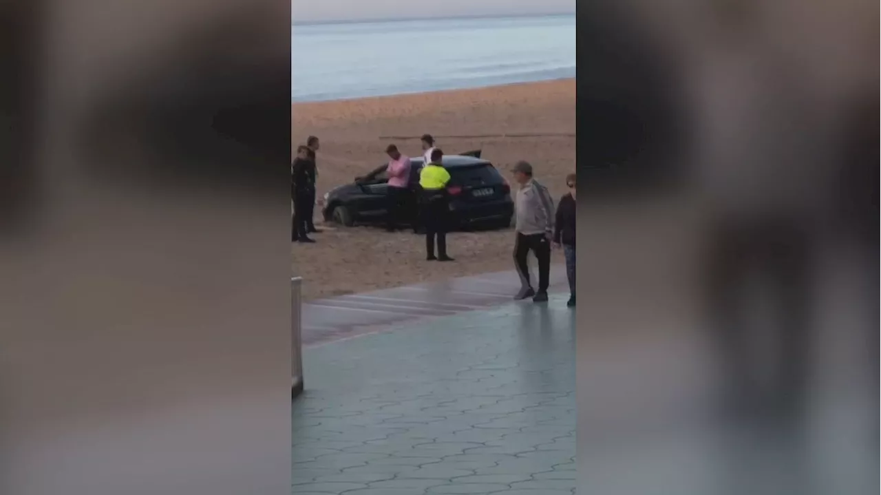 Encuentran un coche aparcado en la playa de Poniente de Benidorm