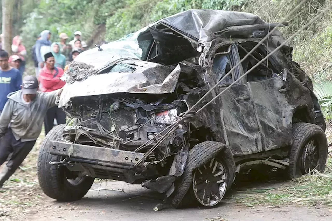 Pulang Antar Rombongan Pengantin di Lumajang, Toyota Fortuner Disopiri Perempuan Masuk Jurang di Malang