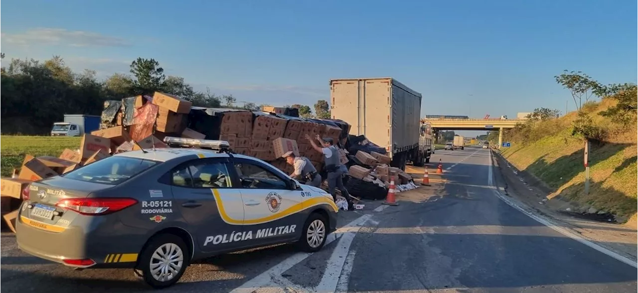 Carreta com 300 mil cigarros contrabandeados tomba no interior de SP, e motorista é preso