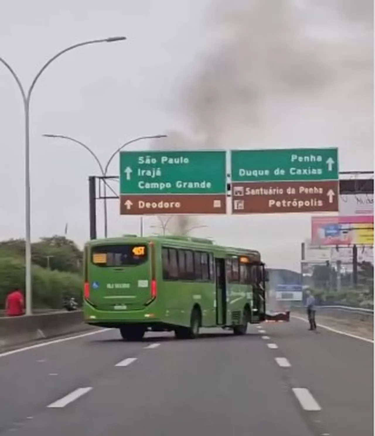 Após protesto, trânsito na Linha Vermelha é liberado; motoristas enfrentam congestionamento