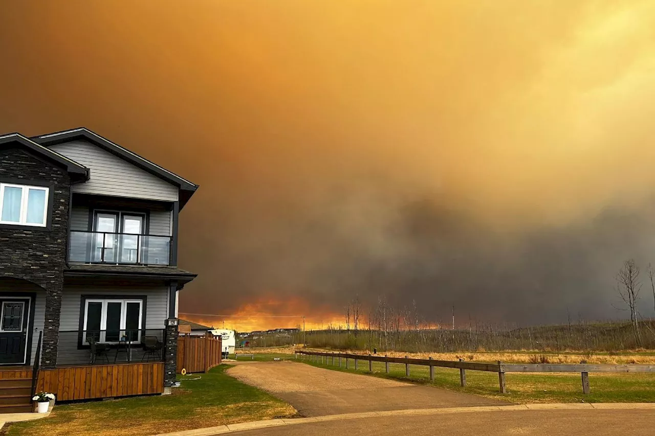 Un feu de forêt menace une ville pétrolière de l'ouest du Canada, nouvelles évacuations