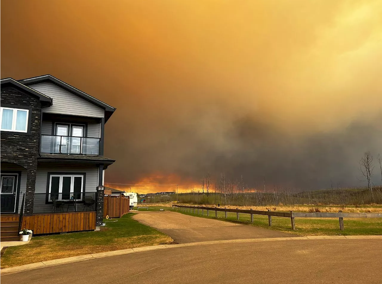 Un feu de forêt menace une ville pétrolière de l'ouest du Canada, nouvelles évacuations