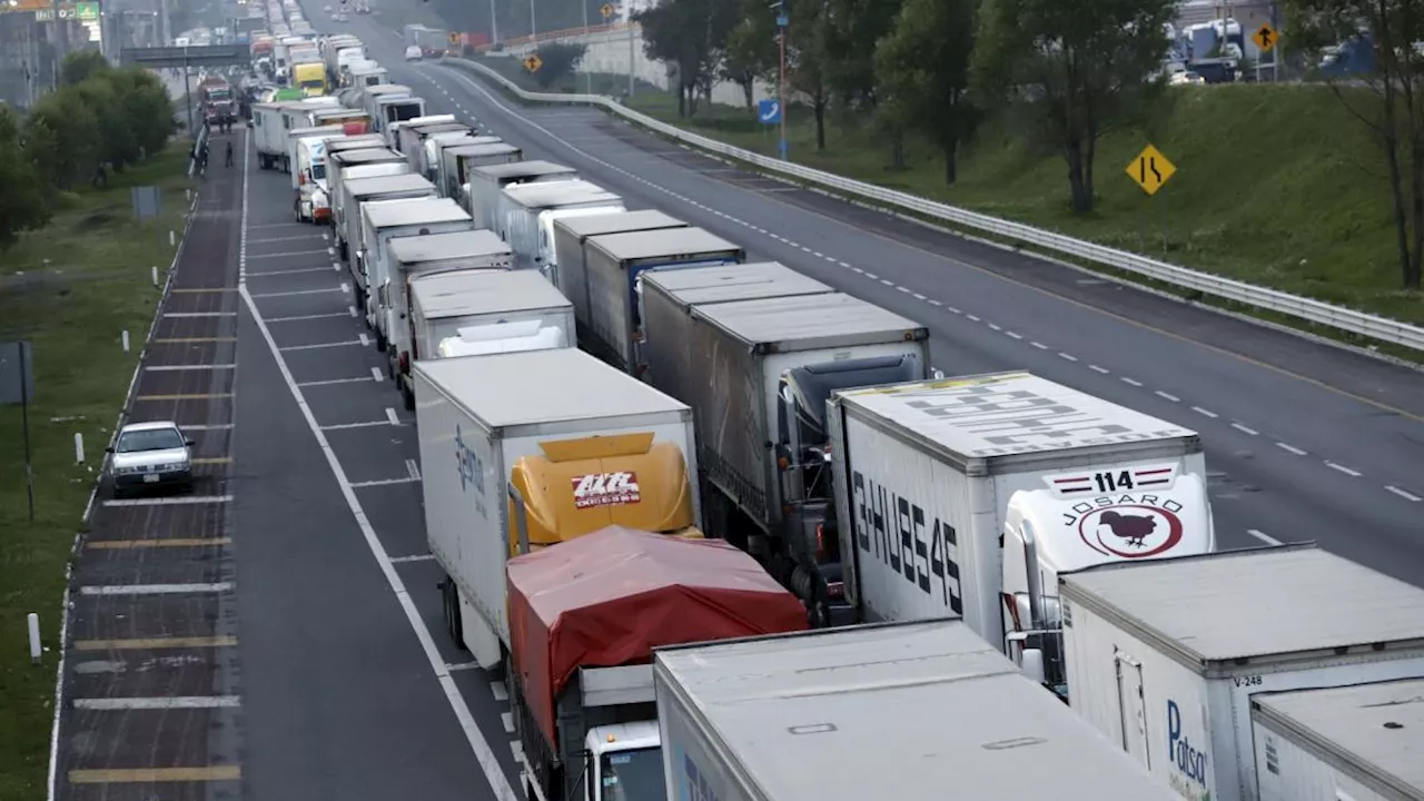 Cierran circulación en la México-Puebla por fuerte choque de tráileres