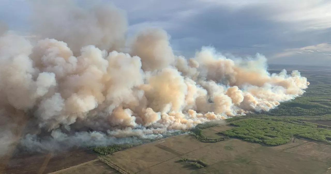 Un feu de forêt menace une ville pétrolière de l'ouest du Canada, nouvelles évacuations