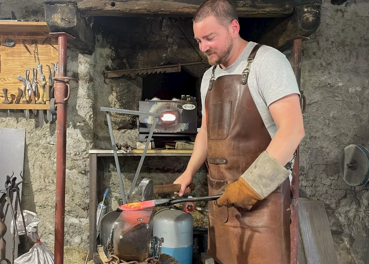 Olivier Grimard a abandonné son et lumière pour forger des couteaux à Saint-Pierre-des-Nids