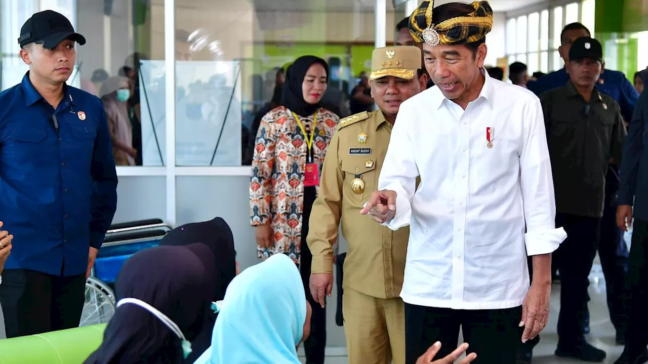 Istana Beri Bantuan ke Warga Muna yang Tertimpa Ranting Pohon karena Heli Jokowi