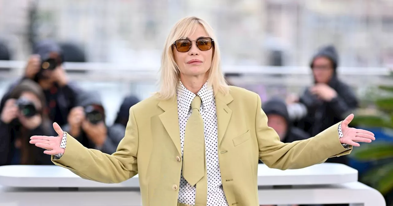 Costume d’homme et cravate vert anis, Emmanuelle Béart affirme un look puissant à Cannes