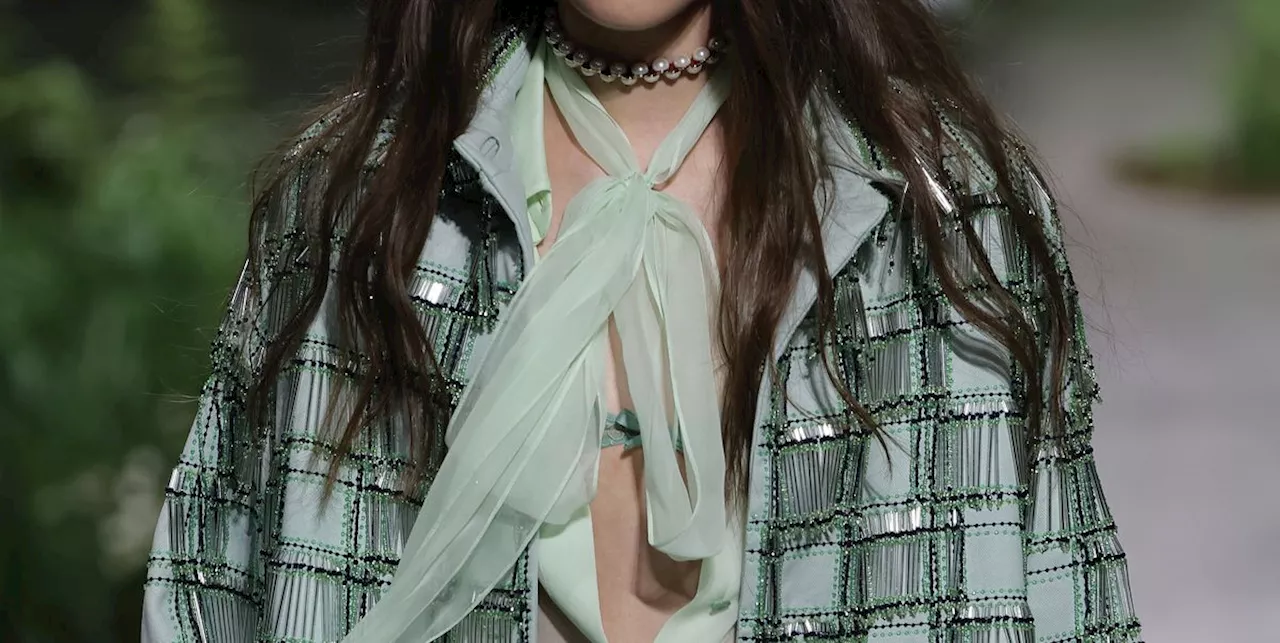 La concretezza impalpabile delle bluse infiocchettate di Gucci Cruise 2025