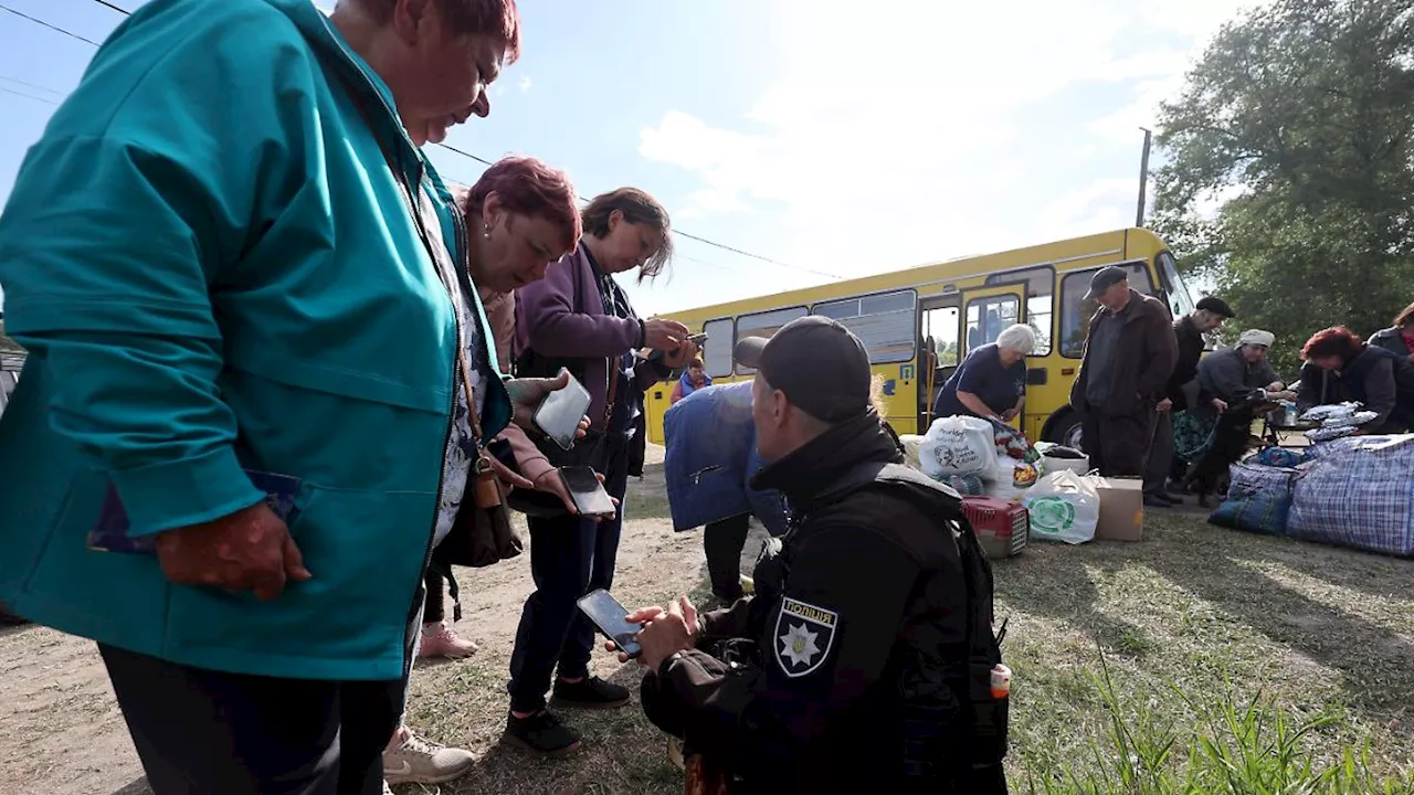 Selenskyj sagt Reisen ab: Ukrainer verlassen einzelne Positionen an Charkiw-Front