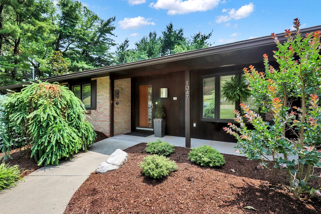 $400K mid-century modern home includes indoor spa, skylights: Cool Spaces