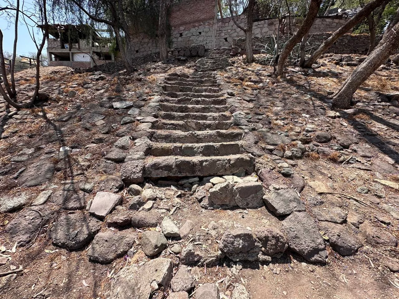 Entre basura y escombro, dejan en el abandono a ‘Las terrazas de las ranas’ en Guanajuato