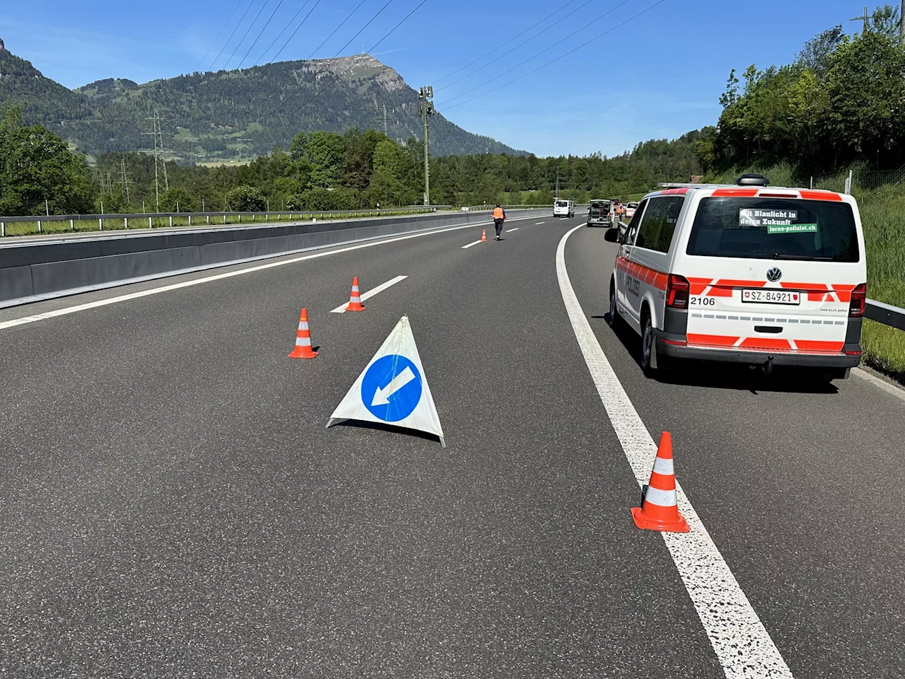 Goldau SZ / Autobahn A4: Schwerverkehrs- und Geschwindigkeitskontrolle