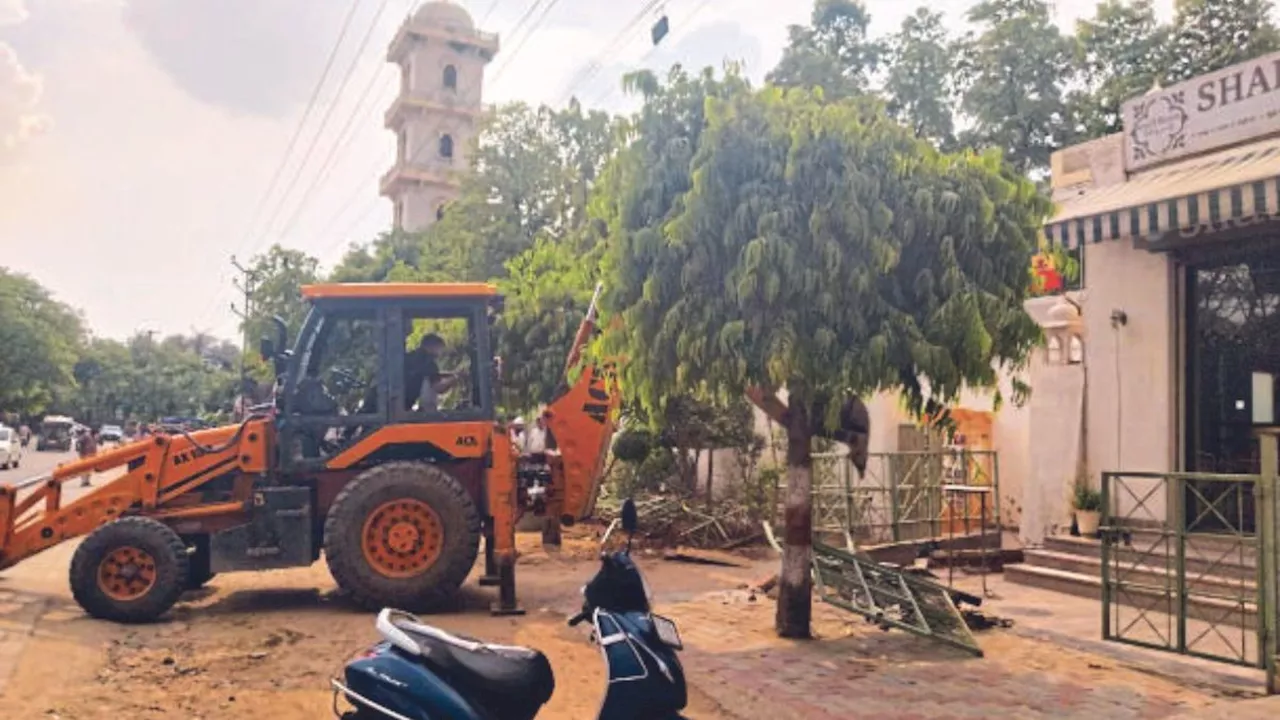 अतिक्रमण के खिलाफ अभियान में गरजा बुलडोजर, इस सांसद के होटल पर भी हुई कार्रवाई