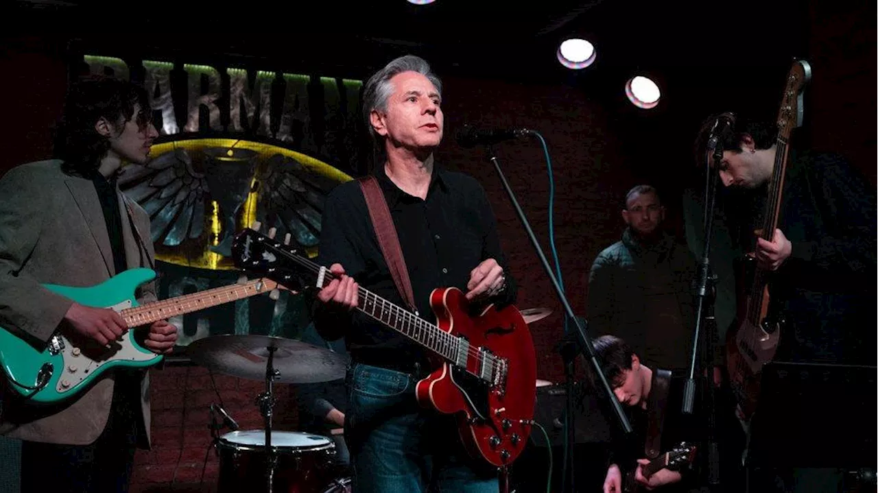 US-Außenminister Antony Blinken spielt Gitarre in Kiewer Nachtclub