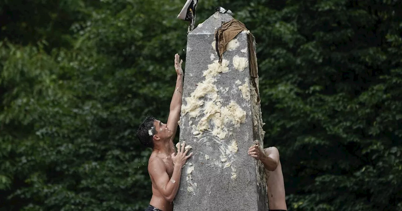 Naval Academy plebes end their first year with daunting traditional climb of Herndon Monument