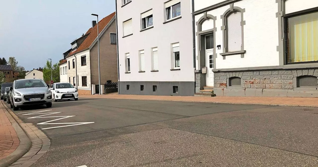 Zweibrücken: Stadt entschärft Situation an Oselbachstraße mit Zickzack-Linie