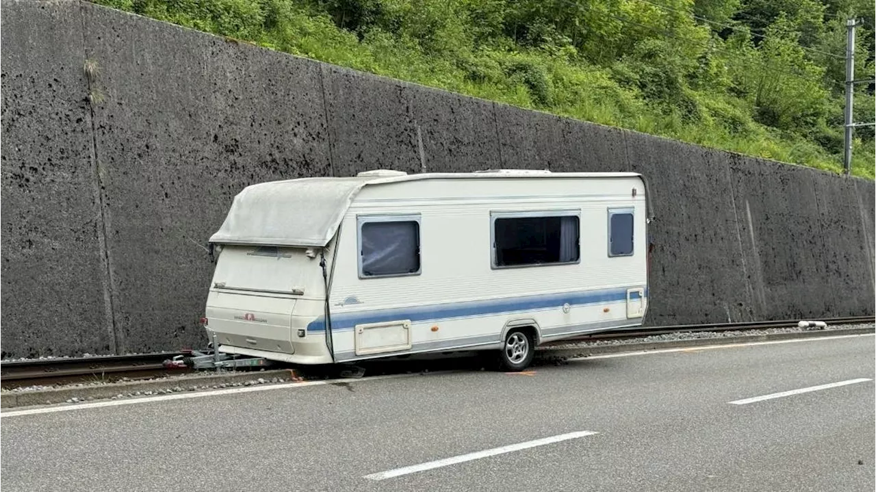 Wohnwagen auf Gleisen beeinträchtigt Bahnverkehr +++ Fussballlichtspiele finden im September zum letzten Mal statt +++ Stallbrand in Gossau: Peta erstattet Strafanzeige