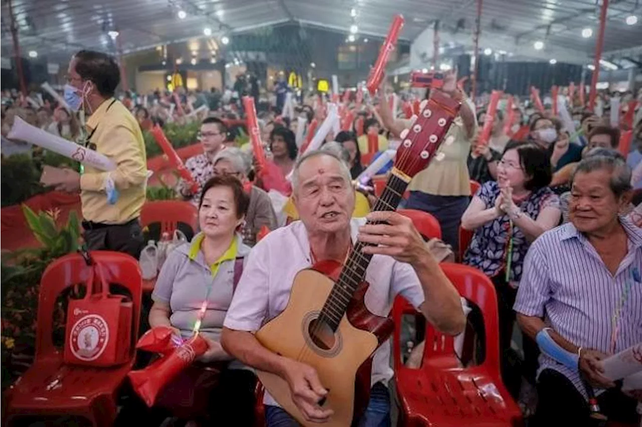 Yew Tee residents gather to see Lawrence Wong sworn in as PM