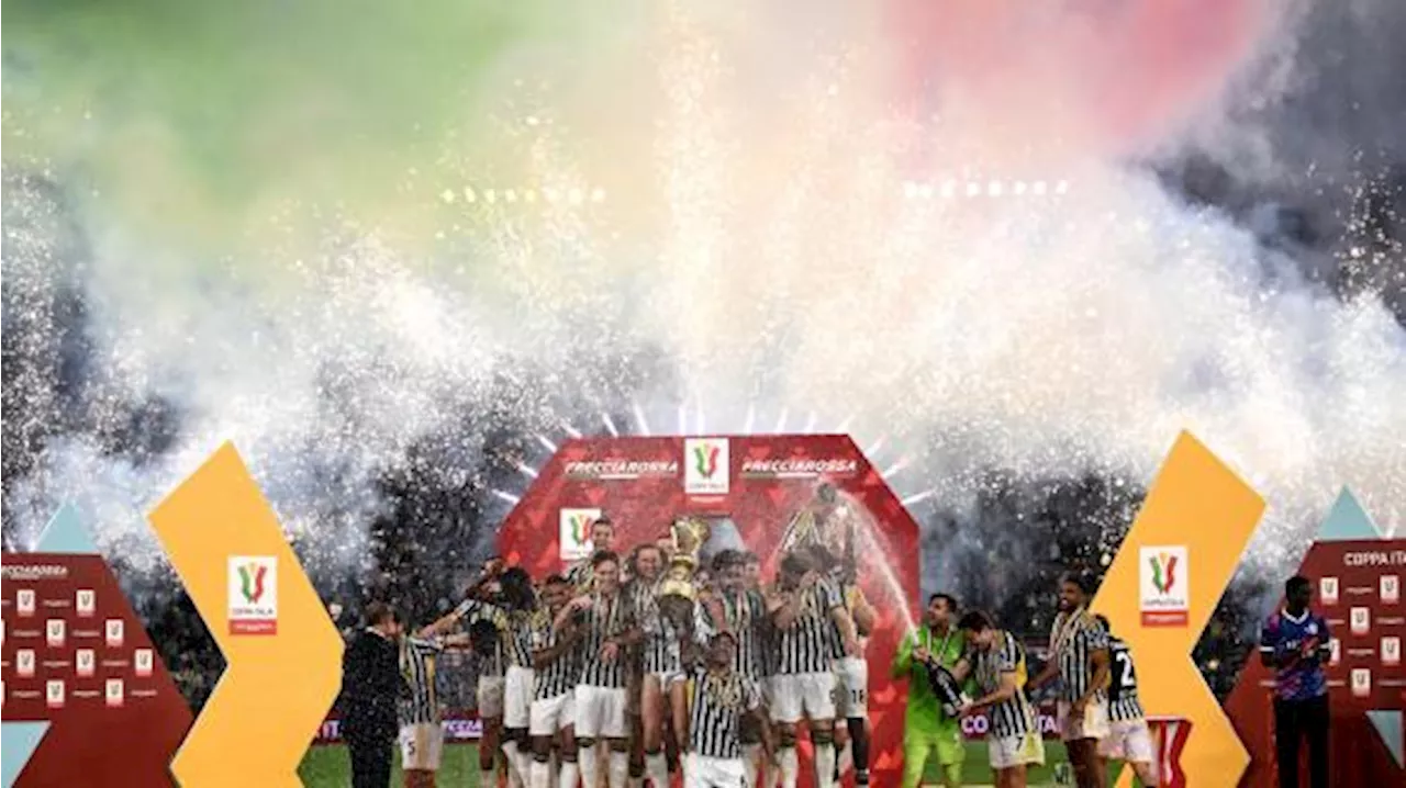 La Juve vince la Coppa Italia, le foto più belle della premiazione e della festa bianconera