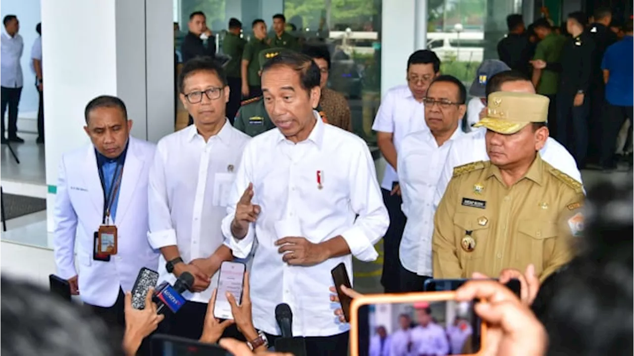 Jokowi Handover Rice Assistance to North Kolaka People