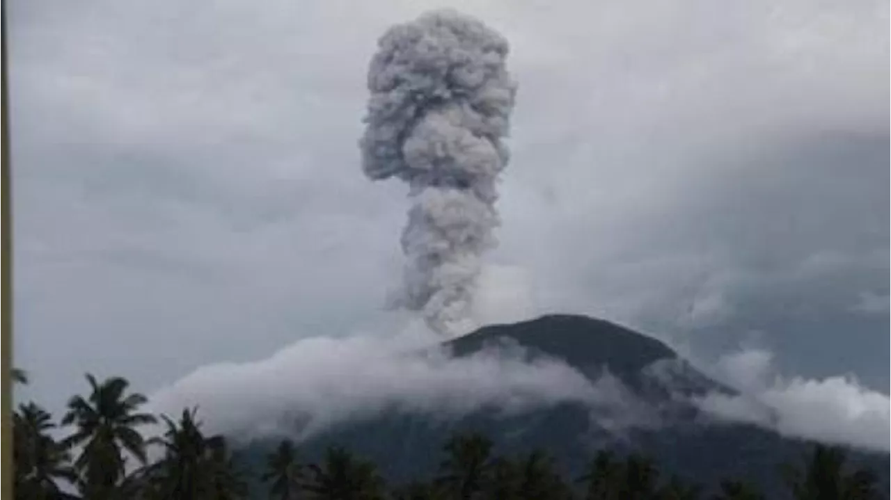 PVMBG: Gunung Ibu di Maluku Utara Meletus Lontarkan Abu Vulkanik Setinggi 5 Kilometer