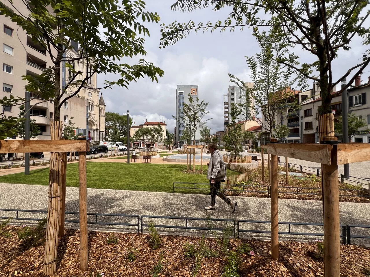 Près de Lyon : cette grande place piétonne au-dessus du métro remplace un parking