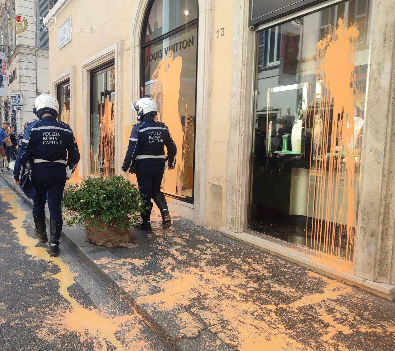 Ultima Generazione, blitz a Roma: imbrattati negozi in via Condotti