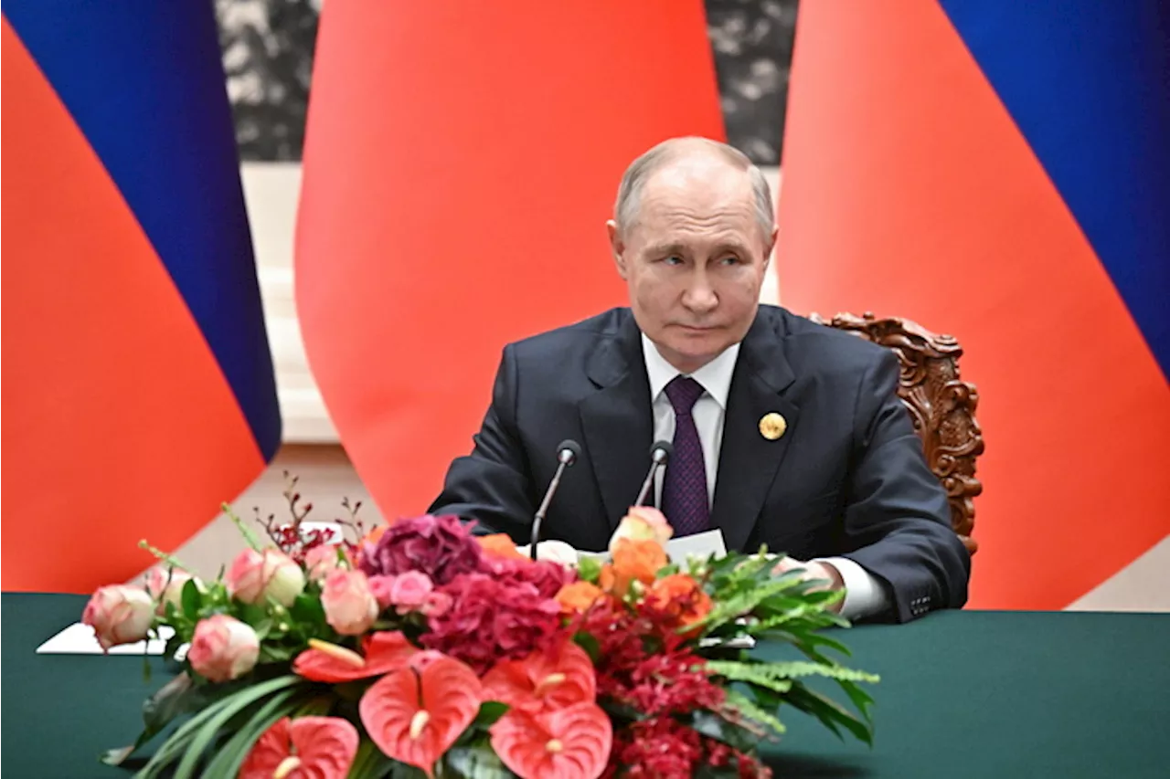 Putin in Piazza Tienanmen, calorosa stretta di mano con Xi