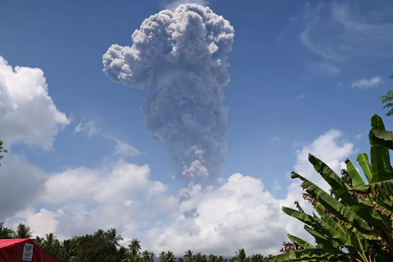 Badan Geologi rekomendasikan masyarakat jauhi Gunung Ibu radius 4 km