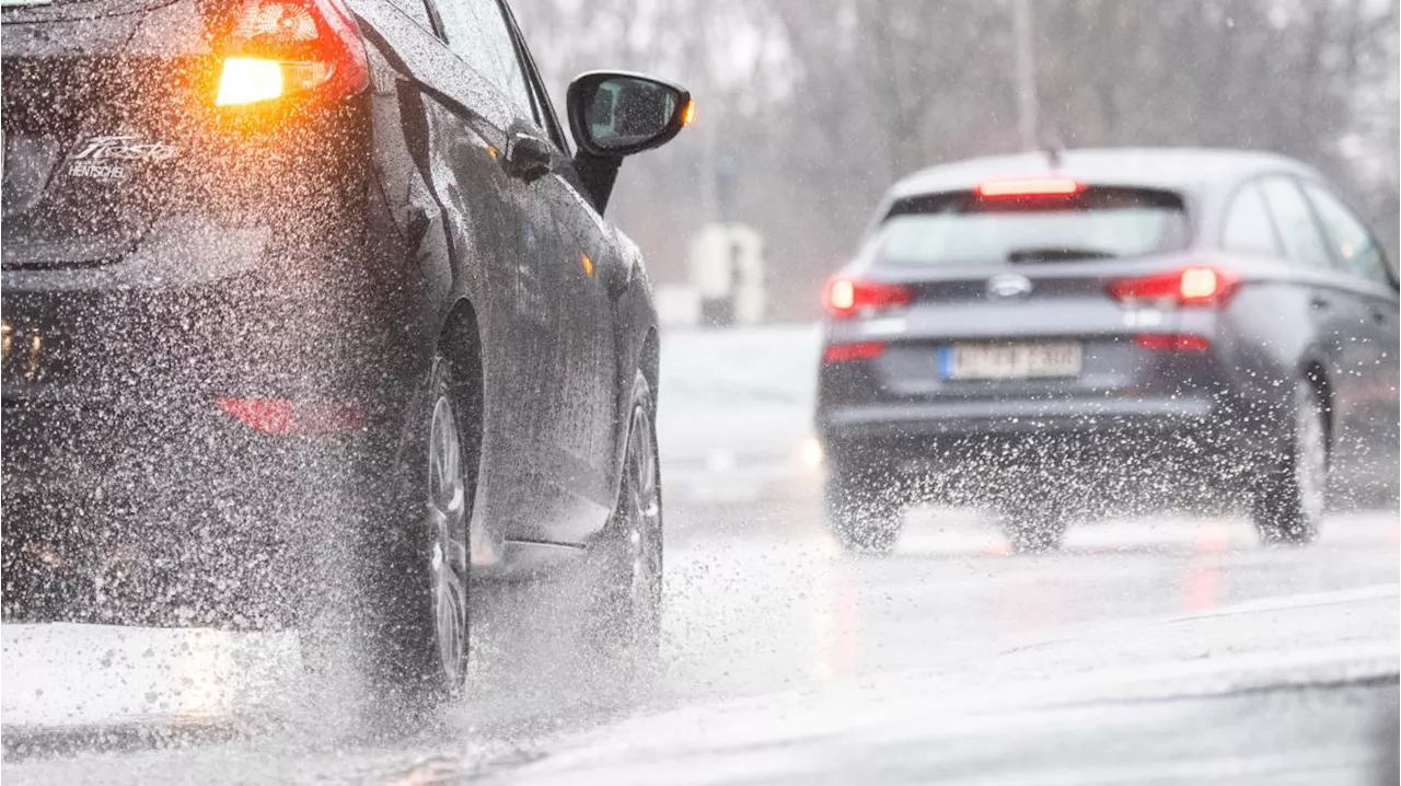 Aquaplaning: 34-Jähriger kommt auf A8 von der Fahrbahn ab