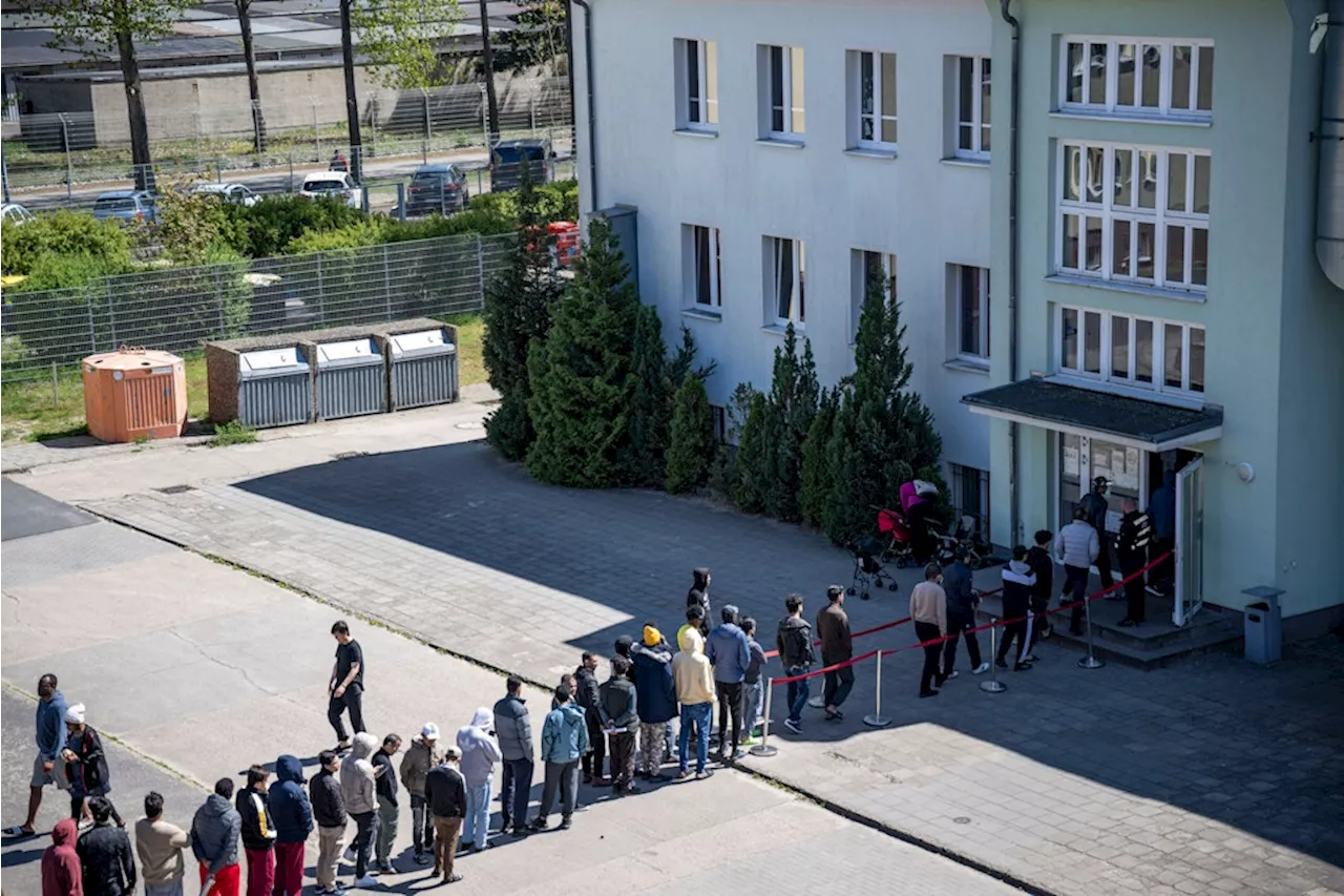 Bezahlkarte für Flüchtlinge in Brandenburg kommt: Berlins Sozialsenatorin Kiziltepe fassungslos