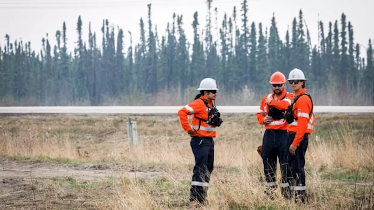 Cool weather, rain to aid in fight against fire threatening Fort McMurray