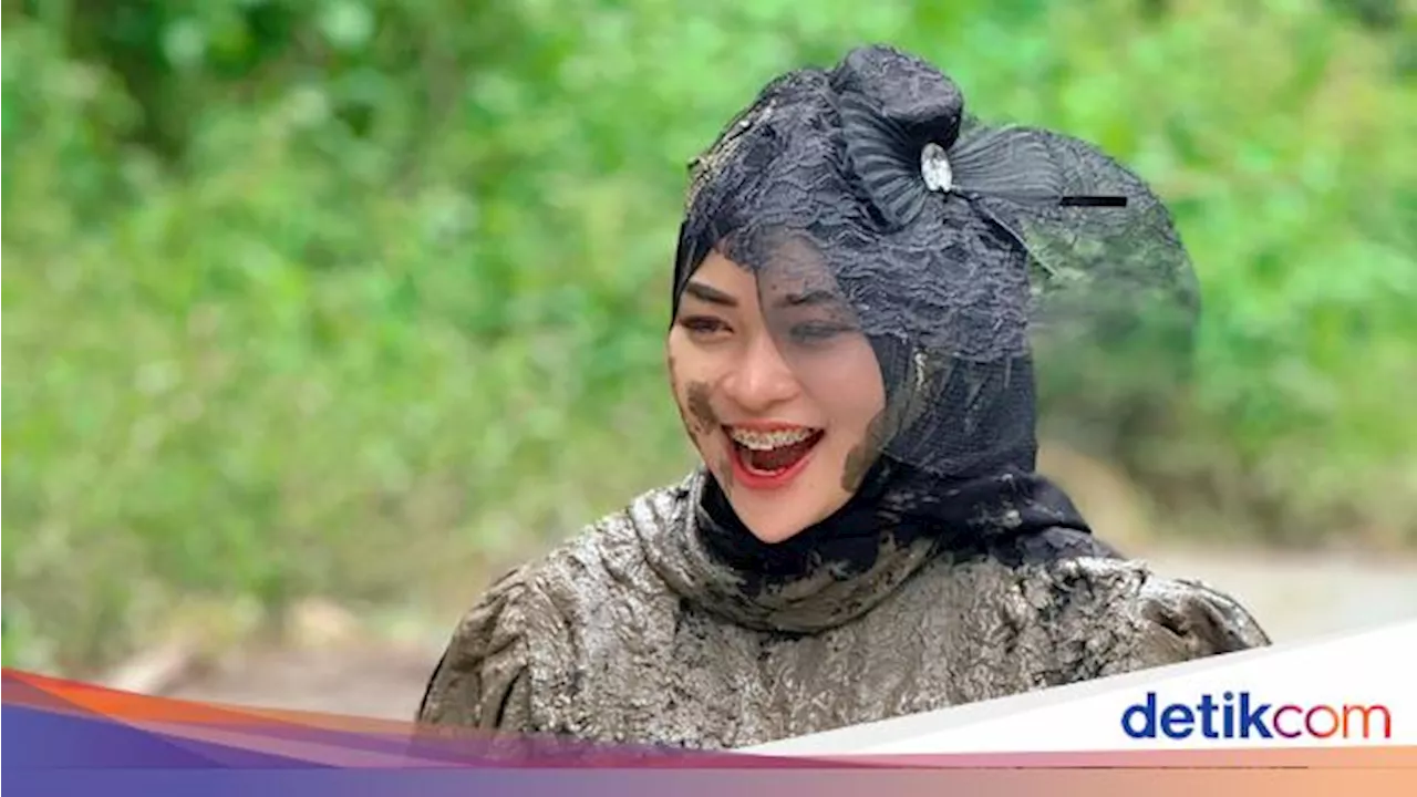 Selebgram Lampung Selatan Mandi Lumpur di Jalan Rusak, Bupati Bicara Etika