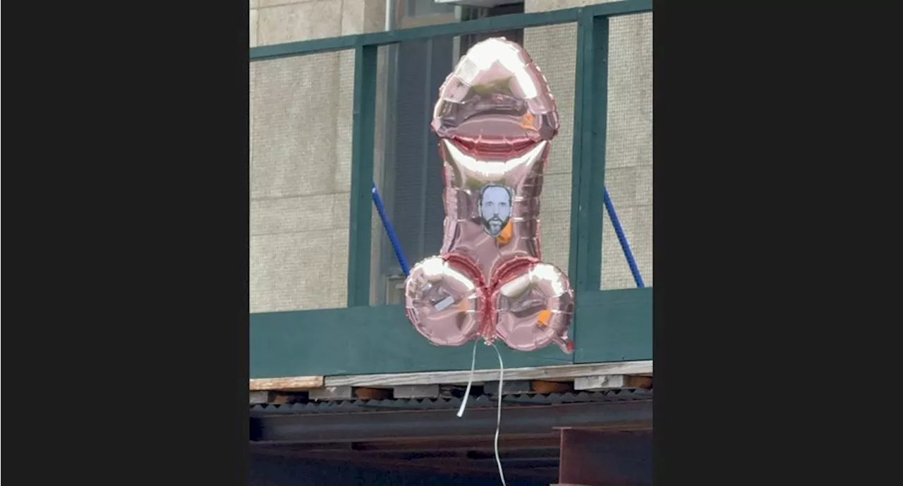 Decenas de globos en forma de pene sobrevuelan la corte donde se juzga a Donald Trump