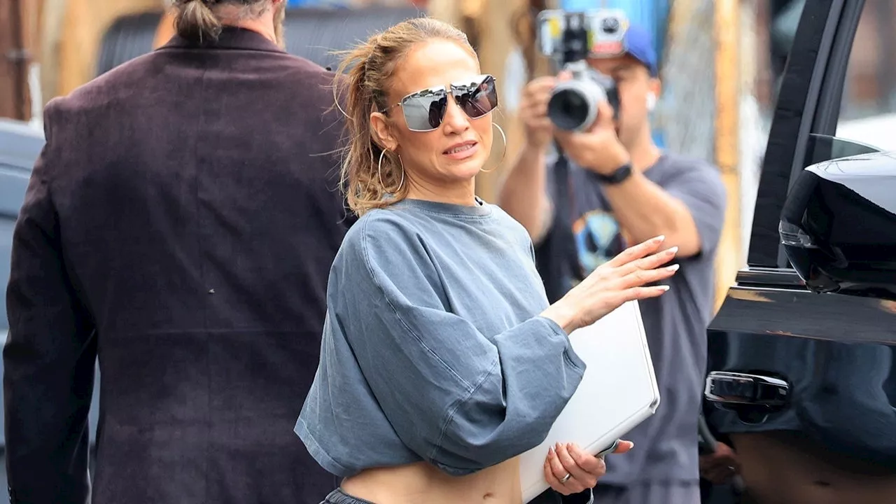 Jennifer Lopez Photographed With Wedding Ring Amid Ben Affleck Split Rumors