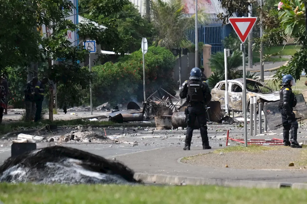 França envia para Nova Caledónia mais mil efetivos e impõe recolher depois de novos protestos